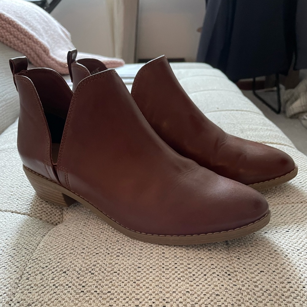 Universal Thread Boots (Size 9) - image 1